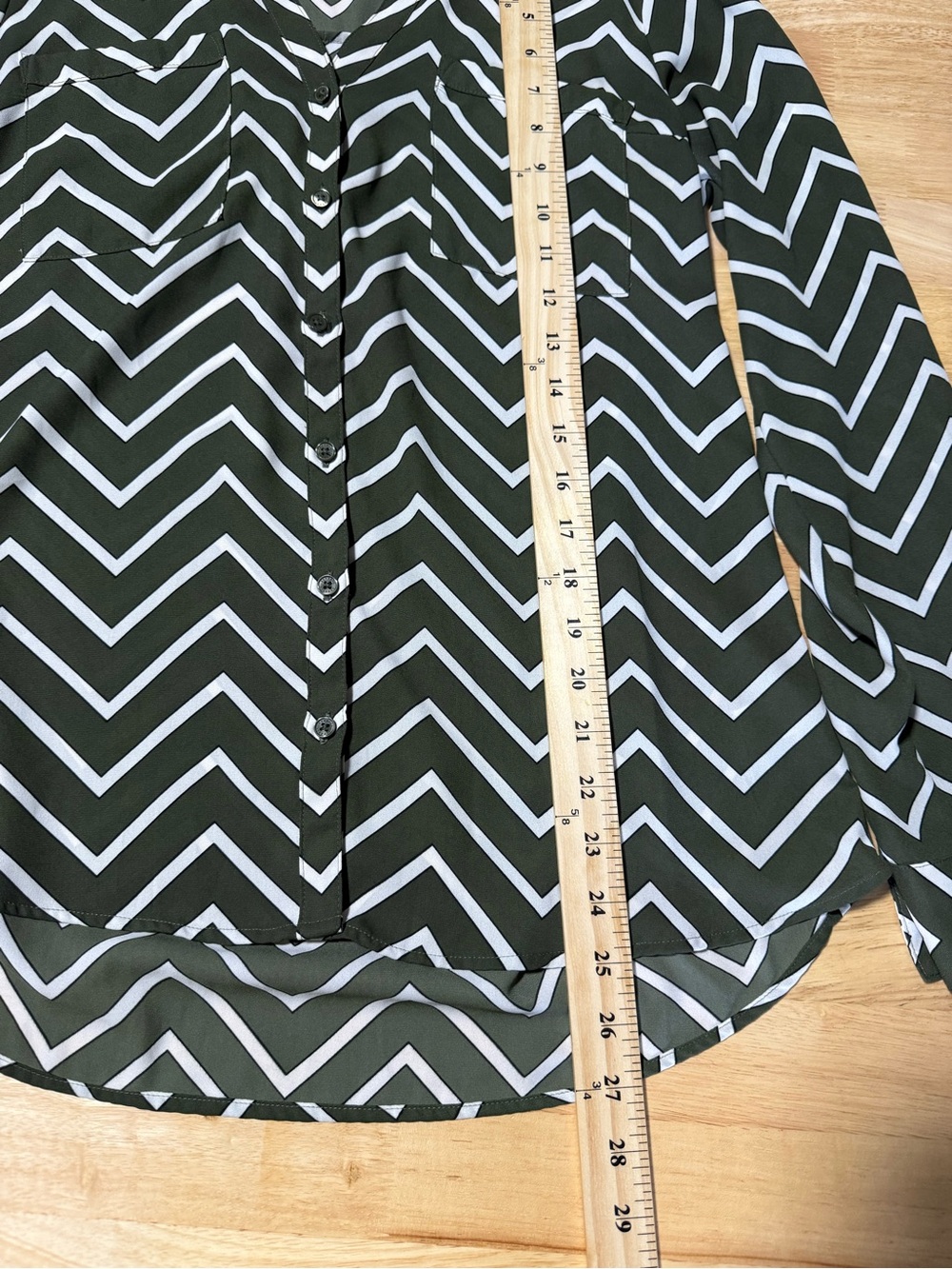 Express Portofino Shirt Women’s Medium Olive Green White Chevron - Picture 3 of 5
